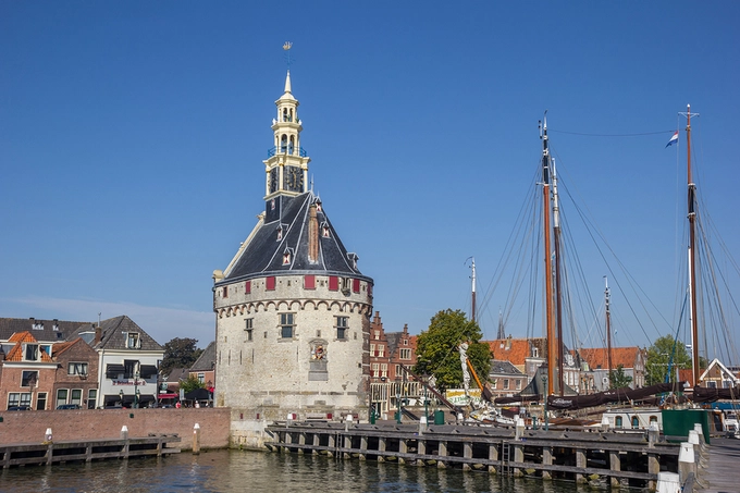 De Hoofdtoren in de haven van Hoorn