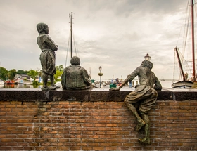 beeld van kinderen aan de kade