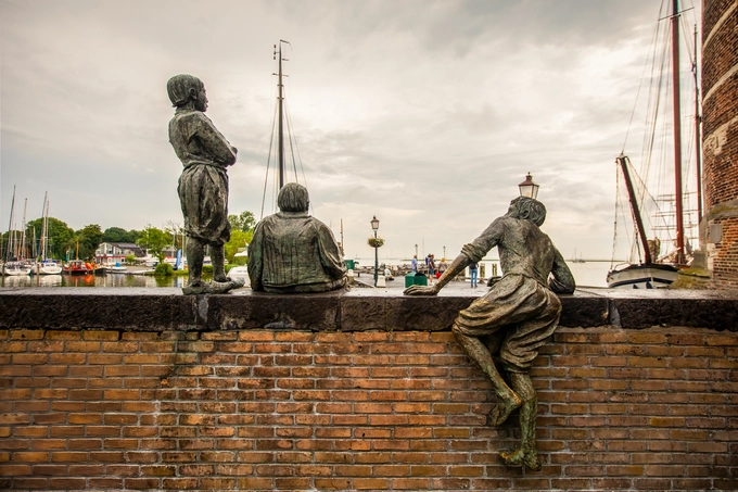 beeld van kinderen aan de kade