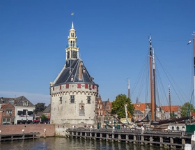 De Hoofdtoren in de haven van Hoorn