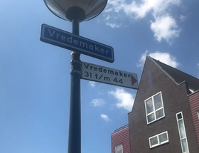 Straatnaambord Vredenoord in Bangert en Oosterpolder